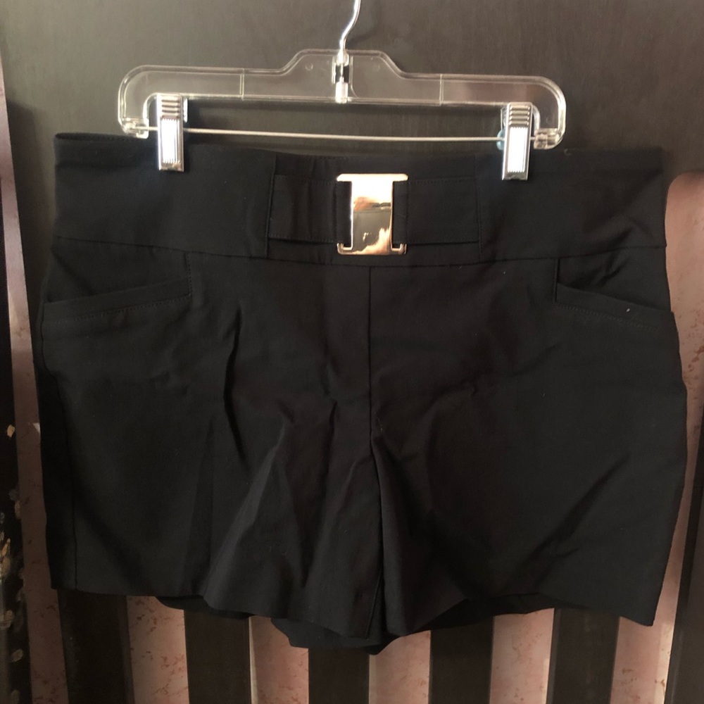 Short with buckle and 2 front pockets